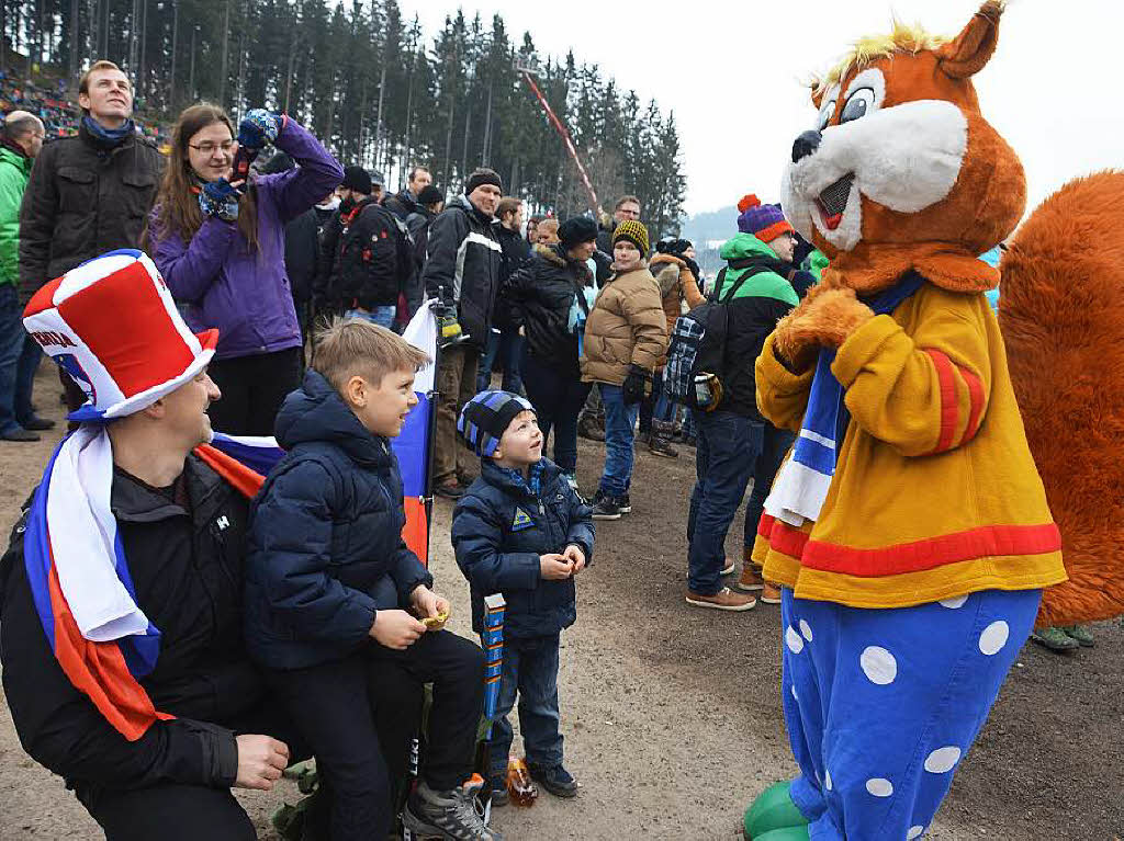 8500 Zuschauer haben am Samstag beim Weltcupskispringen in Neustadt den Sieg des Norwegers Johann Andre Forfang erlebt. Severin Freund wurde Fnfter, Andreas Wank aus Titisee Zehnter.