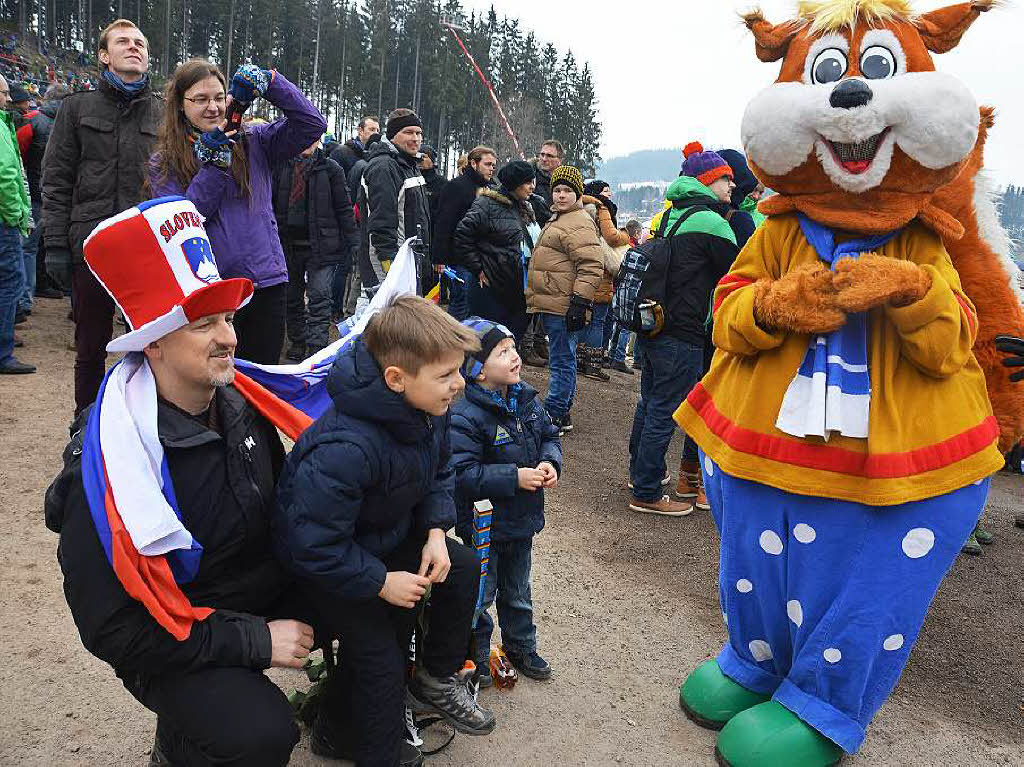 8500 Zuschauer haben am Samstag beim Weltcupskispringen in Neustadt den Sieg des Norwegers Johann Andre Forfang erlebt. Severin Freund wurde Fnfter, Andreas Wank aus Titisee Zehnter.