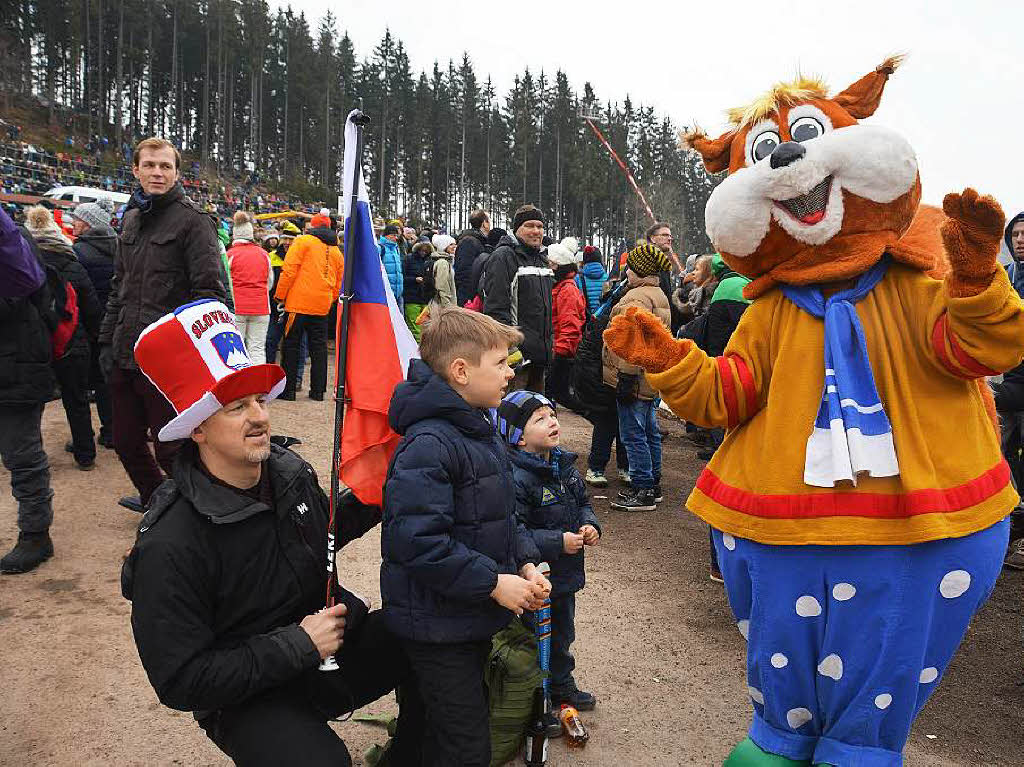 8500 Zuschauer haben am Samstag beim Weltcupskispringen in Neustadt den Sieg des Norwegers Johann Andre Forfang erlebt. Severin Freund wurde Fnfter, Andreas Wank aus Titisee Zehnter.