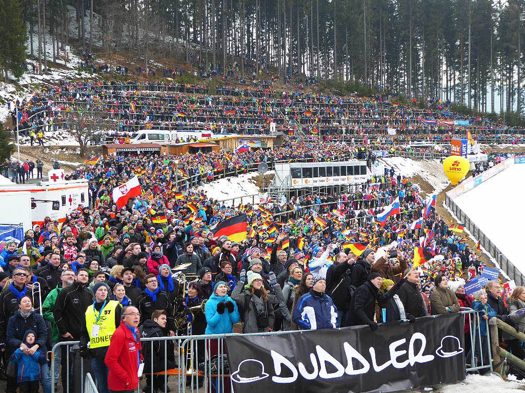 8500 Zuschauer haben am Samstag beim Weltcupskispringen in Neustadt den Sieg des Norwegers Johann Andre Forfang erlebt. Severin Freund wurde Fnfter, Andreas Wank aus Titisee Zehnter.