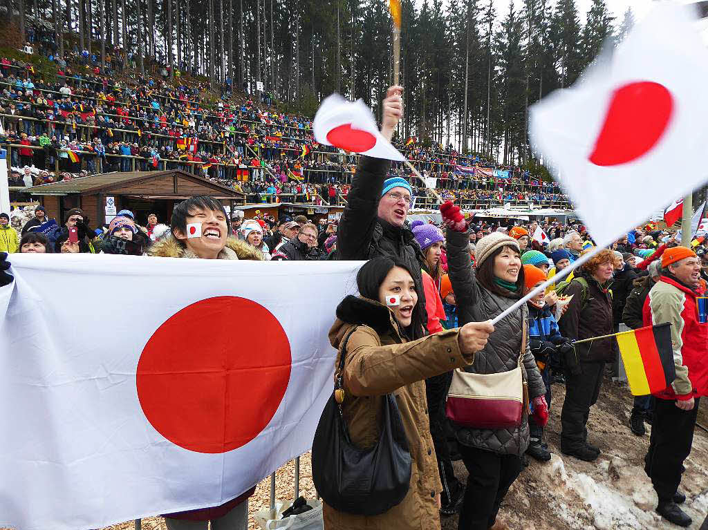 8500 Zuschauer haben am Samstag beim Weltcupskispringen in Neustadt den Sieg des Norwegers Johann Andre Forfang erlebt. Severin Freund wurde Fnfter, Andreas Wank aus Titisee Zehnter.