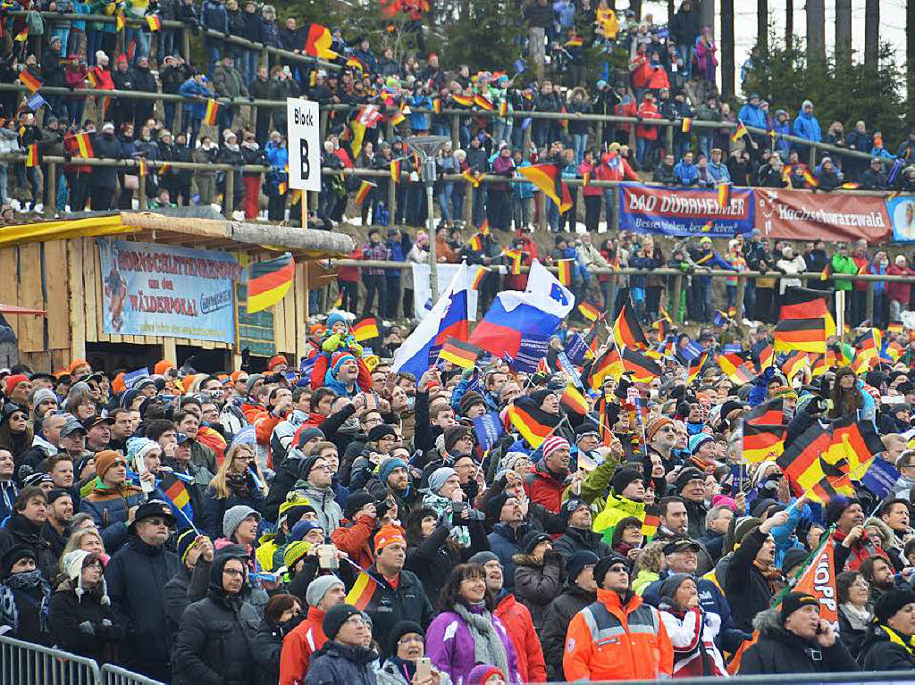 8500 Zuschauer haben am Samstag beim Weltcupskispringen in Neustadt den Sieg des Norwegers Johann Andre Forfang erlebt. Severin Freund wurde Fnfter, Andreas Wank aus Titisee Zehnter.