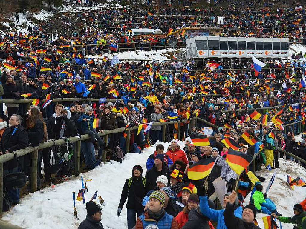 8500 Zuschauer haben am Samstag beim Weltcupskispringen in Neustadt den Sieg des Norwegers Johann Andre Forfang erlebt. Severin Freund wurde Fnfter, Andreas Wank aus Titisee Zehnter.