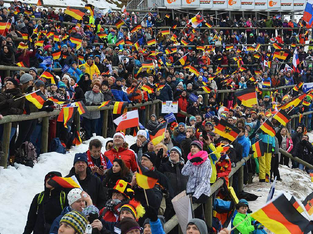 8500 Zuschauer haben am Samstag beim Weltcupskispringen in Neustadt den Sieg des Norwegers Johann Andre Forfang erlebt. Severin Freund wurde Fnfter, Andreas Wank aus Titisee Zehnter.