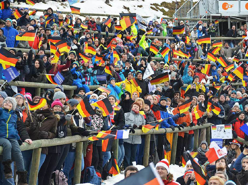 8500 Zuschauer haben am Samstag beim Weltcupskispringen in Neustadt den Sieg des Norwegers Johann Andre Forfang erlebt. Severin Freund wurde Fnfter, Andreas Wank aus Titisee Zehnter.