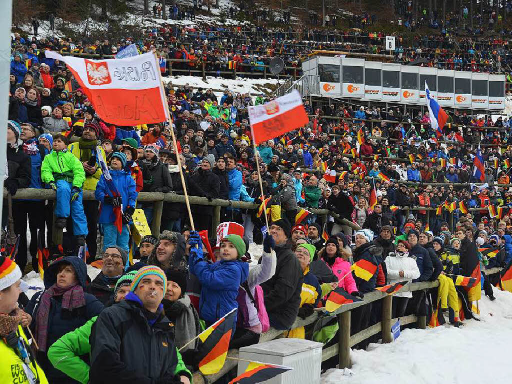 8500 Zuschauer haben am Samstag beim Weltcupskispringen in Neustadt den Sieg des Norwegers Johann Andre Forfang erlebt. Severin Freund wurde Fnfter, Andreas Wank aus Titisee Zehnter.