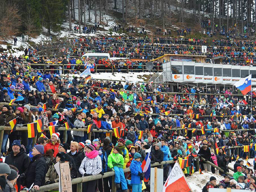 8500 Zuschauer haben am Samstag beim Weltcupskispringen in Neustadt den Sieg des Norwegers Johann Andre Forfang erlebt. Severin Freund wurde Fnfter, Andreas Wank aus Titisee Zehnter.