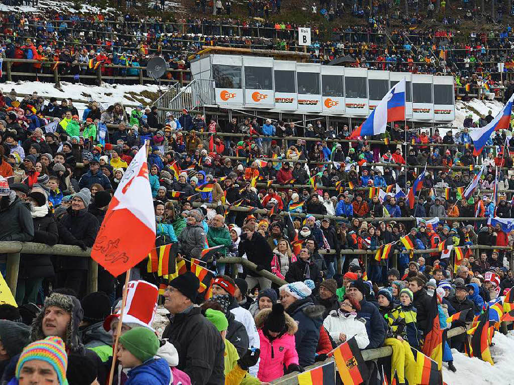 8500 Zuschauer haben am Samstag beim Weltcupskispringen in Neustadt den Sieg des Norwegers Johann Andre Forfang erlebt. Severin Freund wurde Fnfter, Andreas Wank aus Titisee Zehnter.