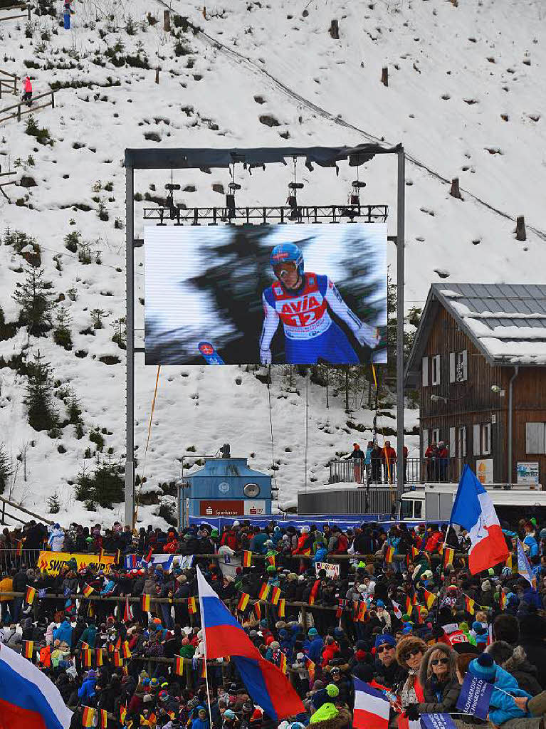 8500 Zuschauer haben am Samstag beim Weltcupskispringen in Neustadt den Sieg des Norwegers Johann Andre Forfang erlebt. Severin Freund wurde Fnfter, Andreas Wank aus Titisee Zehnter.