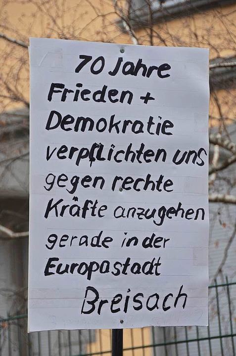 Die Demonstranten untermauern ihre Anliegen mit Plakaten  | Foto: Gerold Zink