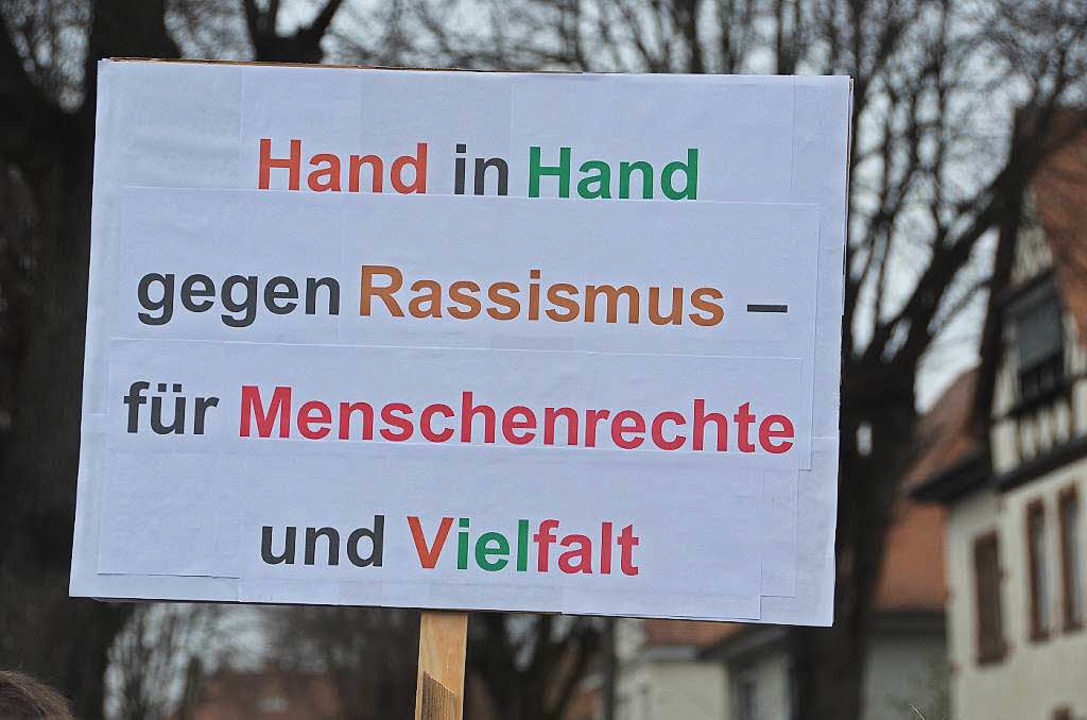 Die Demonstranten untermauern ihre Anliegen mit Plakaten  | Foto: Gerold Zink