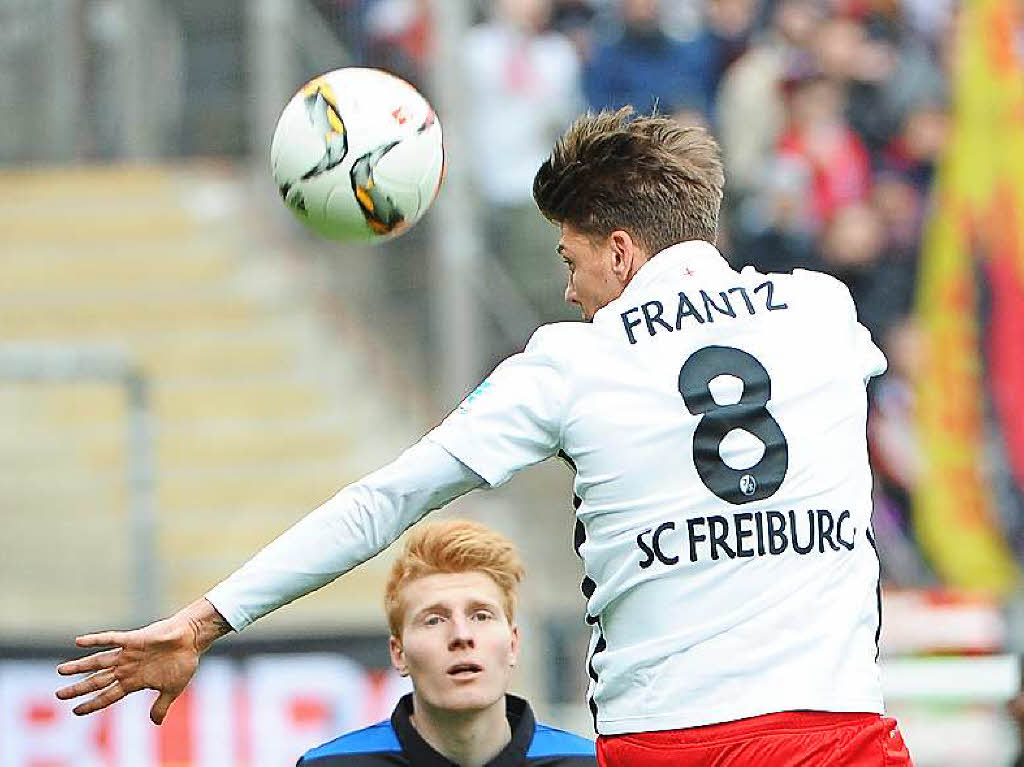 Freiburg agiert berlegen: Mike Frantz beim Kopfball.
