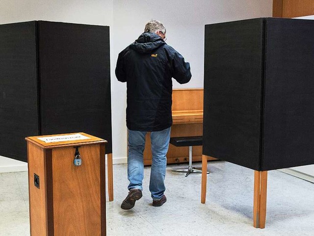 180 Wahlhelfer und Wahlbeobachter biet...hlung der Landtagswahlergebnisse auf.  | Foto: dpa