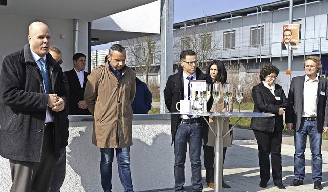 Rheinhausens Brgermeister Jrgen Loui...m neuen Musterhaus der Firma Wochner.   | Foto: Marion Domann