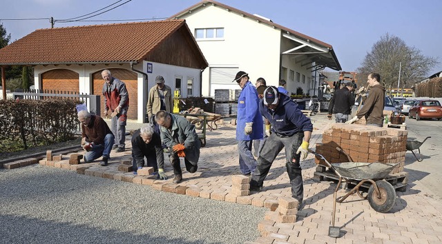 Jechtinger. Die Helfer beim verlegen der Pflastersteine.  | Foto: Roland Vitt