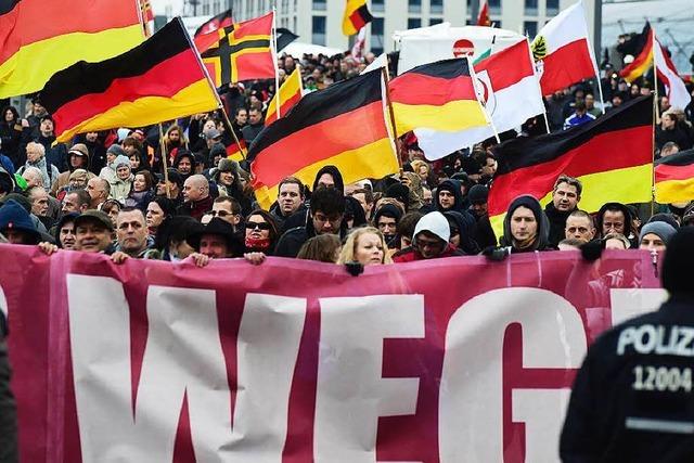 3000 Neonazis marschieren am Reichstag auf