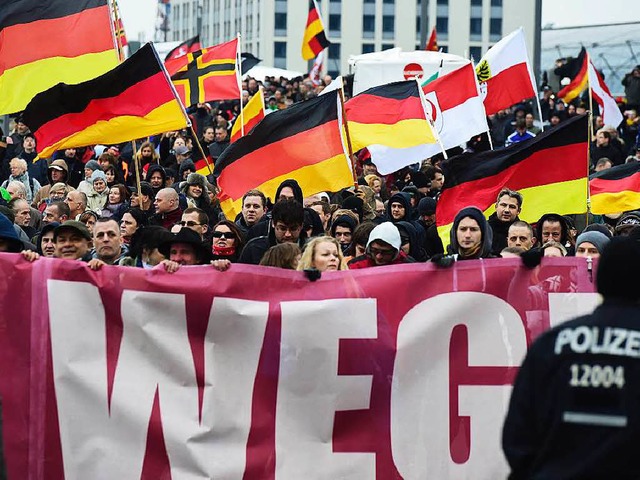 &#8222;Merkel muss weg&#8220;, und &#8... gezogen. Der Widerstand war sprlich.  | Foto: AFP