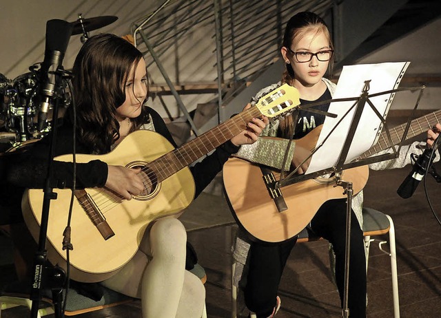 &#8222;A thousand years&#8220; sangen Klara Rottler und Miriam Lffler.   | Foto: knstle