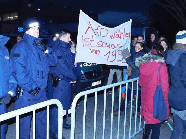 Rund 120 Gegendemonstranten und etwa 5...n die Petry-Veranstaltung in Bohlsbach  | Foto: Cornelia Weizenecker