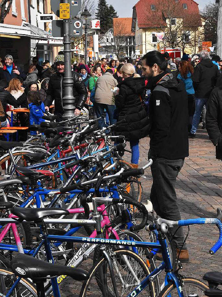 Viel geboten war beim Verkaufsoffenen Sonntag in Kirchzarten. Auch gebrauchte Rder und Fahrradzubehr von Privatanbietern suchten neue Besitzer. Auf der 