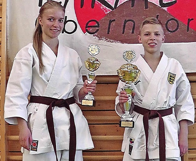 Sportliche Aushngeschilder: Jana und ...n bei der Karate-Landesmeisterschaft.   | Foto: Verein