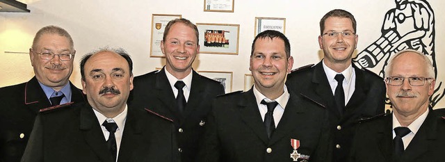 Als treue Feuerwehrleute wurden (von l...as Hurst und Michael Hartmann geehrt.   | Foto: Sandra Decoux-Kone