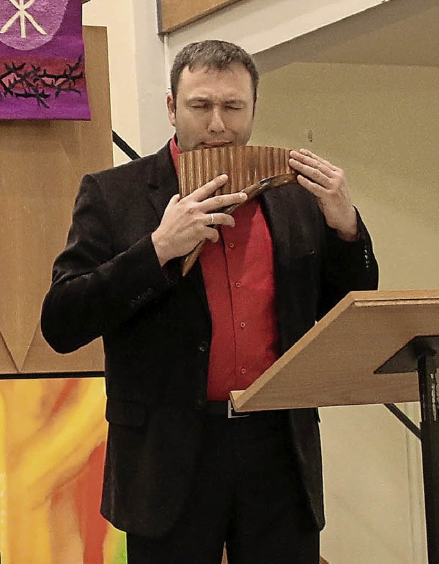 Roman Kazak an der Panflte  bei seinem  Konzert in der evangelischen Kirche   | Foto: Dagmar Barber