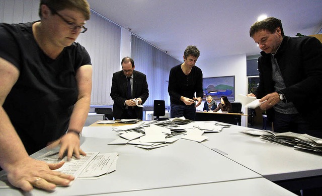 Jeder nur ein Kreuz: Auszhlung im Emmendinger Rathaus  | Foto: Patrik Mller