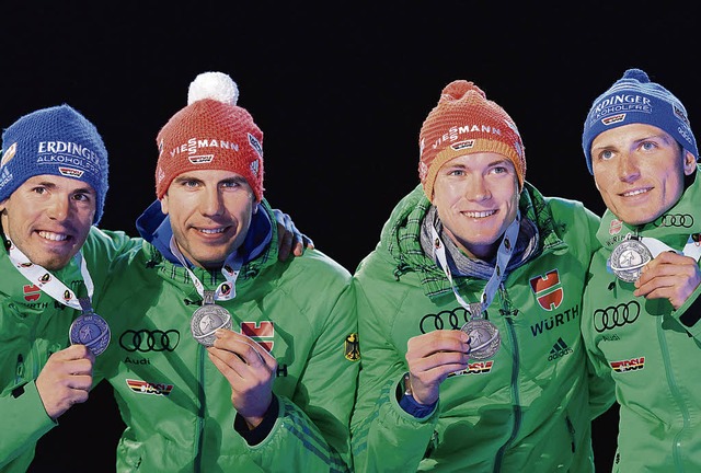 Die deutsche Staffel zeigt Silber (von...ffer, Benedikt Doll und   Erik Lesser   | Foto: dpa