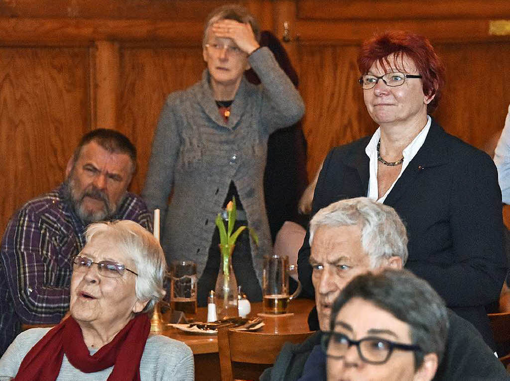 Entsetzen bei der SPD im Schtzen. Gabi Rolland (Bild rechts) musste bis 20:45 Uhr um ihr Mandat bangen. Dann stand fest – sie bleibt drin.