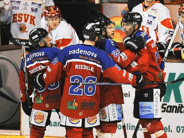 Freiburgs Spieler bejubeln den Treffer...aufbeuren ist nicht zum Jubeln zumute.  | Foto: Achim Keller