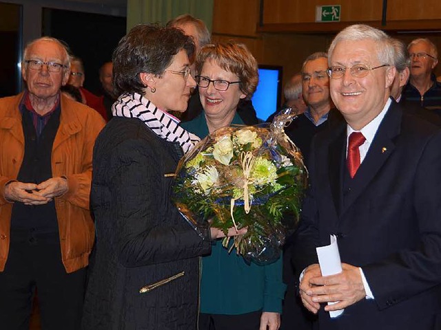 Ulrike Smit (CDU) gratuliert OB Dietz und seiner Frau Christine.  | Foto: Ulrich Senf