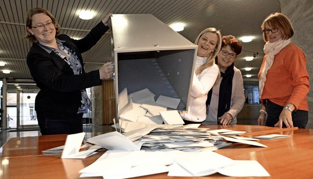 Wahlhelferinnen leeren eine Urne im Wa...1 im Rathaus. Die Auszhlung beginnt.   | Foto: Lauber