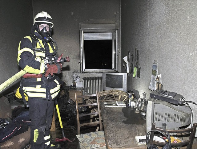 Verraucht ist die Wohnung, in der am Sonntagabend eine Matratze Feuer fing.   | Foto: Volker Mnch