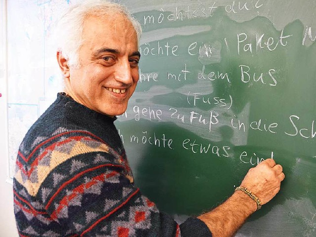 Djalal Nazemi hilft auf vielfltige Weise, er gibt auch Deutschunterricht.  | Foto: Anika Maldacker