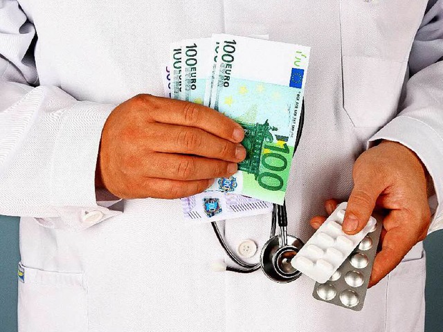 Ein Arzt verschreibt ein bestimmtes Me...r von den Pharmaunternehmen entlohnt.   | Foto: colourbox/fotolia.com