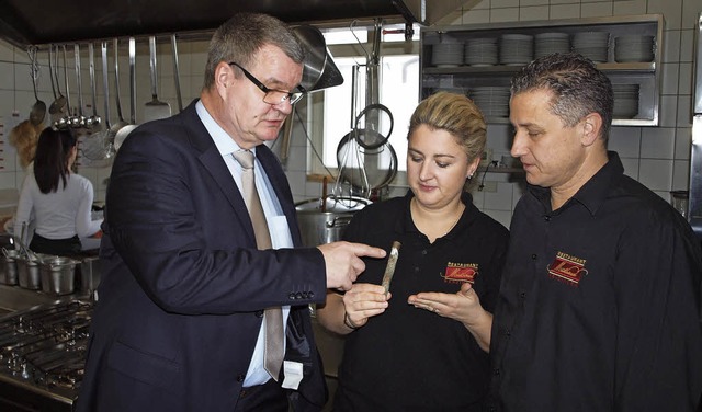 Brgermeister  Matthias Guderjan und d... mit dem Stck des schadhaften Rohres.  | Foto: Michael haberer