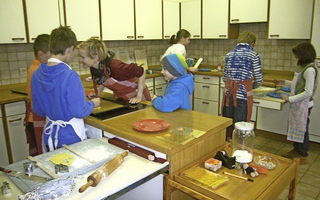 In der Schulkche machten sich einige Schler begeistert ans Werk.   | Foto: Fotos: Schule