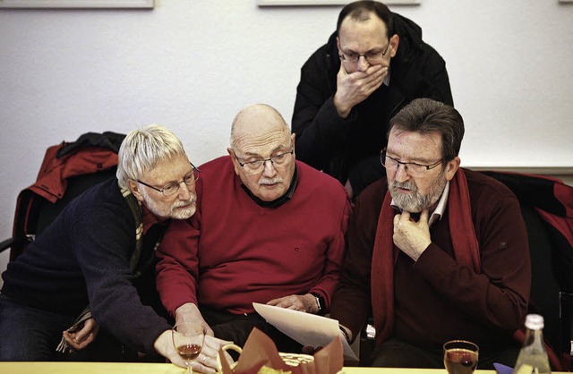 Mit  unglubigem Staunen verfolgen (vo...gebnisse am Sonntagabend im Rathaus.    | Foto: Bastian Bernhardt