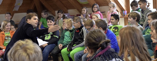 Mittendrin: der Kinderbuchautor Armin Pongs zu Gast in der Auggener Grundschule   | Foto: Beatrice Ehrlich