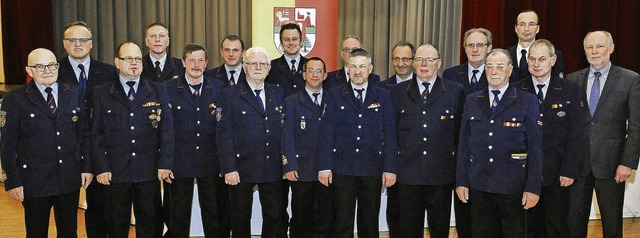 Brgermeister Armin Roesner dankte zah... fr ihre langjhrige Treue zur Wehr.   | Foto: Wolfgang Knstle