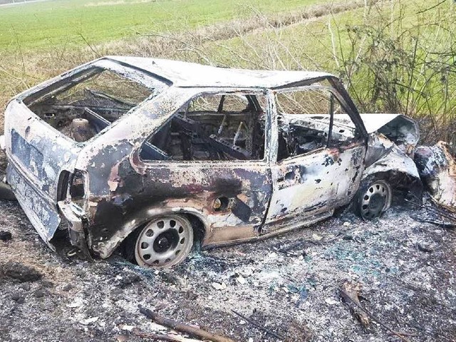 Die Polizei sucht den Fahrer dieses ausgebrannten Unfallautos.  | Foto: polizei