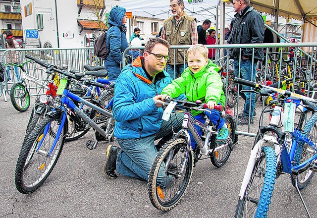 Besonders Kinder- und Jugendfahrrder ...n gleich mit Vater Bjrn losgeradelt.   | Foto: Rosa