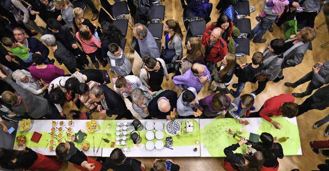 Musiklehrerin und Organisatorin Eugeni... am Bfett mit internationalen Snacks.  | Foto: Philippe Thines