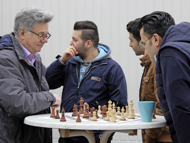Eine Partie Schach, kreativ geschminkt...kunft im Gewerbepark war einiges los.   | Foto: Jennifer Ruh