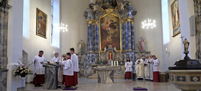 Monsignore Ernst Moser liest aus dem E...inen Amtsbrdern und den Ministranten.  | Foto: Dorothee Philipp