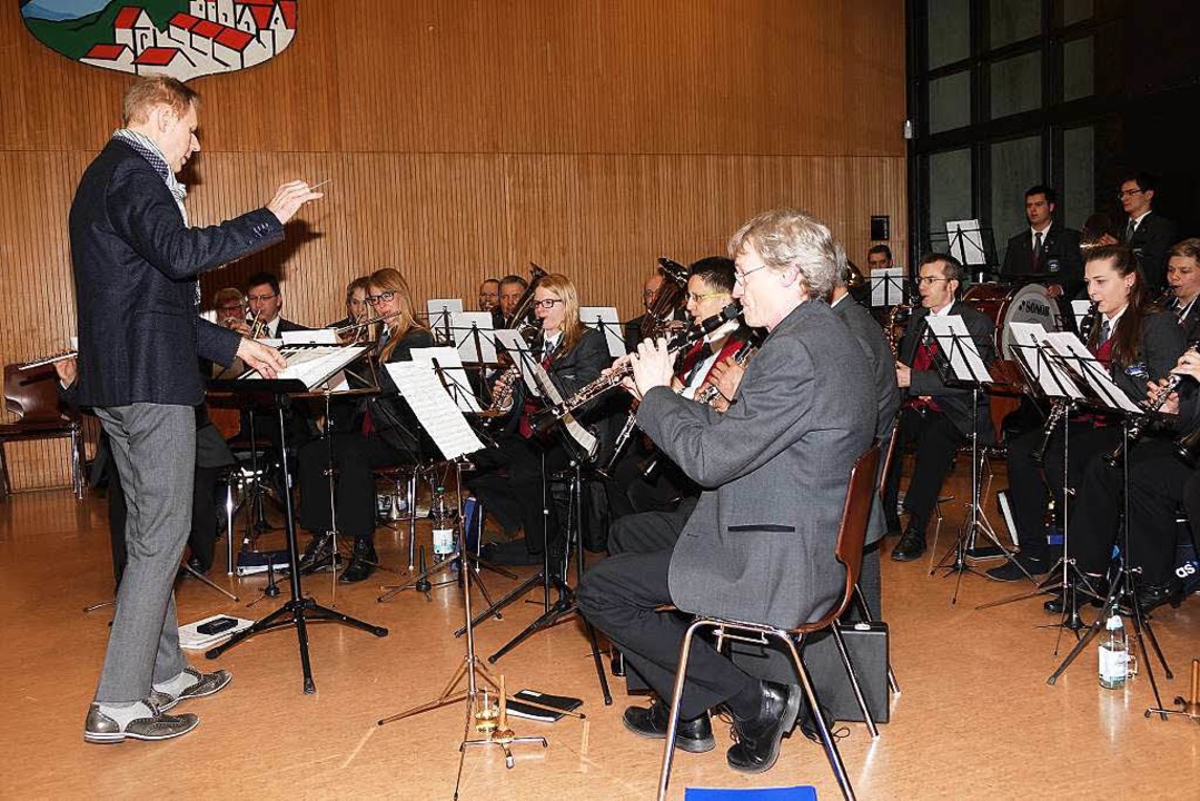 Steinens Musikverein sorgte für Stimmu... langen Wartezeit auf das Endergebnis.  | Foto: Hans-Jürgen  Hege