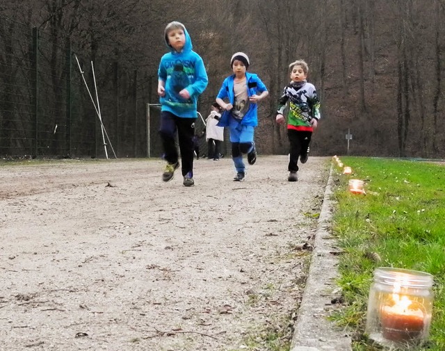 Hochmotiviert Runden drehen: Am Ende k...00 Euro bei dem Spendenlauf zusammen.   | Foto: Lorina Brugger