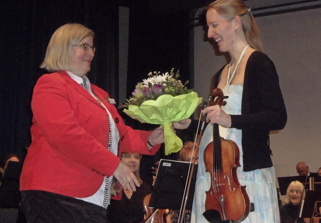Vom Publikum gefeiert: Violinsolistin ... Wahlsonntag im Kurhaus Bad Krozingen.  | Foto: Bianca Flier