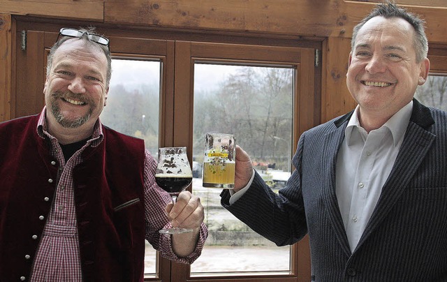 Prost: Dietmar Meier (links) und Joach...erka sind Bierbrauer aus Leidenschaft.  | Foto: Jrn Kerckhoff
